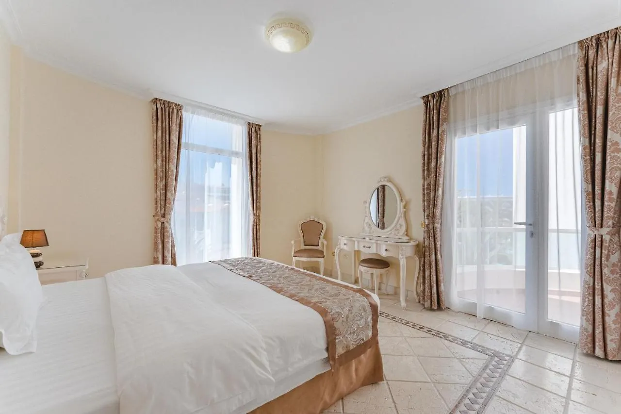 Flamingo Suites Boutique Hotel Адехе 4*,